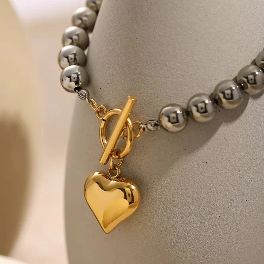 18K gold heart bracelet close-up macro shot OT clasp heart pendant shiny finish detail