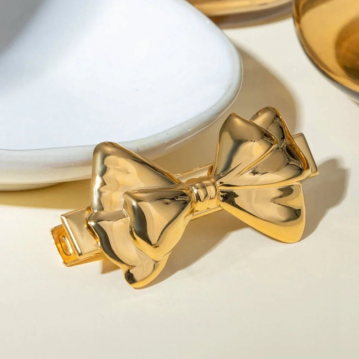 18K gold bow hair clip front-side perspective ceramic plate elegant styling detail