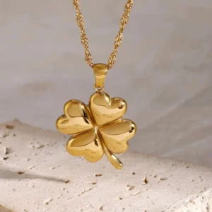 18K gold clover pendant top-down angle glossy finish luxury necklace
