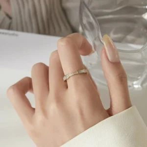18K gold enamel ring worn on hand, close-up female model wearing luxury diamond simulant ring on middle finger with home setting