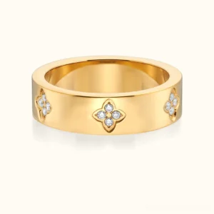 18K yellow gold clover pavé band ring with four-leaf motifs and diamond simulants, polished finish front view